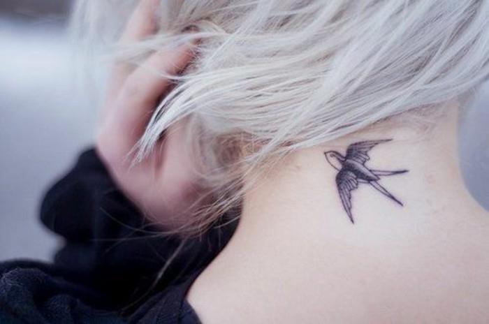 000-tatuiruotė-originali-diskretiška tatuiruotė-moteris-blondinai-plaukai-idėjos-tatuiruotės
