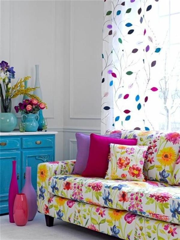 cvetlični kavč v barvi fuksije in pol prozorne bele zavese v pohištvu z barvnimi listi v turkizno modri barvi