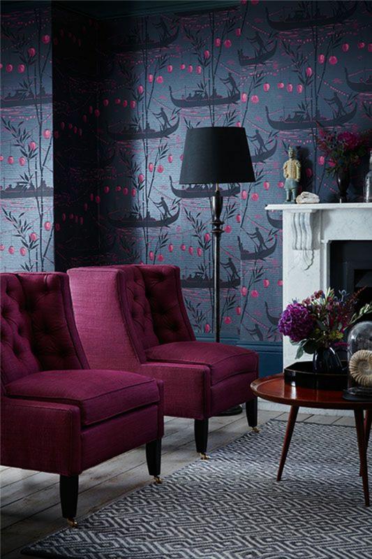 fuschia roza magenta kombinacija s sivo in rožnatimi dotiki na steni s črno talno svetilko