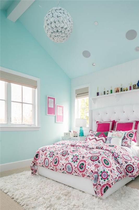 škrlatna barva v sobi s pastelno modrimi stenami in stropom