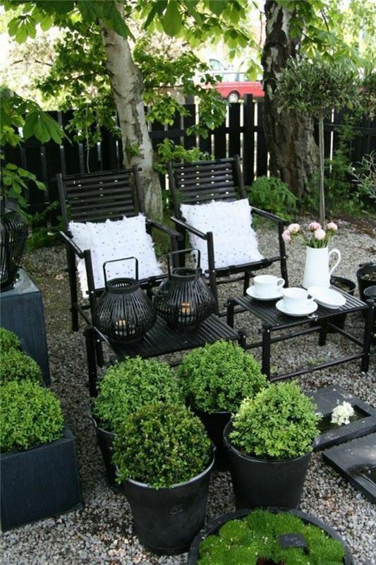siyah metal mobilyalar ve büyük tencerelerle bahçenizi nasıl düzenlersiniz