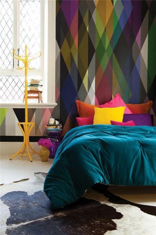 škrlatna barva v glavni spalnici s številnimi barvitimi blazinami