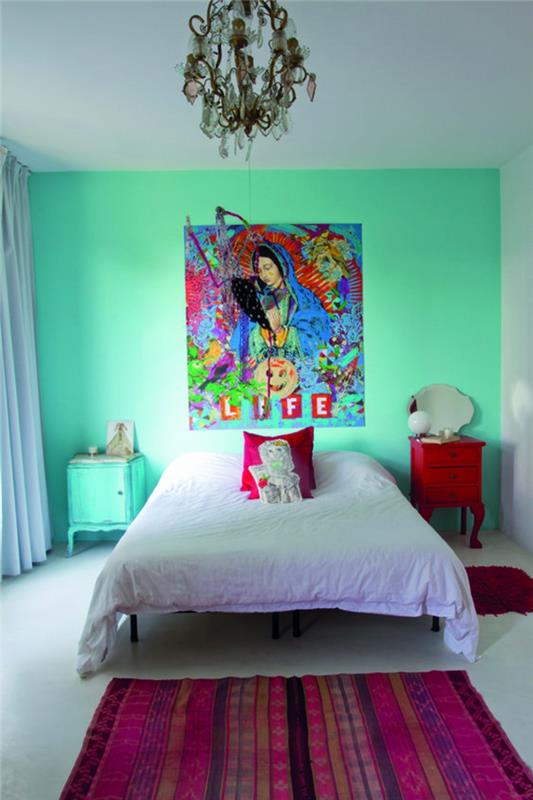 pop art glavne barve spalnice v barvi fuksije z velikim kristalnim lestencem in barvno steno v metini zeleni barvi