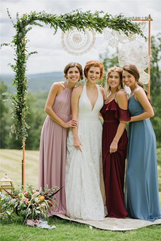 Poroke deklet, elegantna dolga bela poročna obleka in družice v dolgih pastelnih barvah, koktajl obleka za elegantno poroko, kako se obleči za poroko