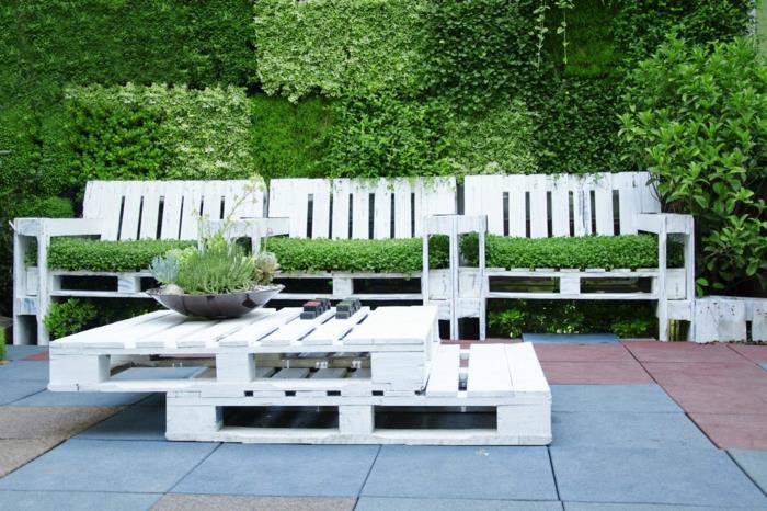balta dažyta padėklų sofa, padėklų suoliukas, aukštos baldų atlošai, dviejų pakopų stalas, originalus dizainas, asimetriškos linijos