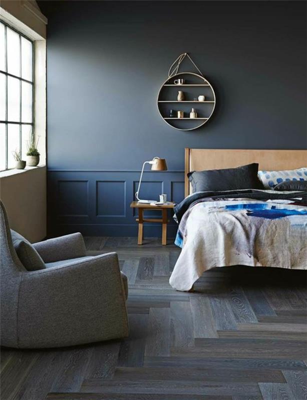 azurno modra stena v spalnici za odrasle v dveh odtenkih modre s PVC parketom na tleh