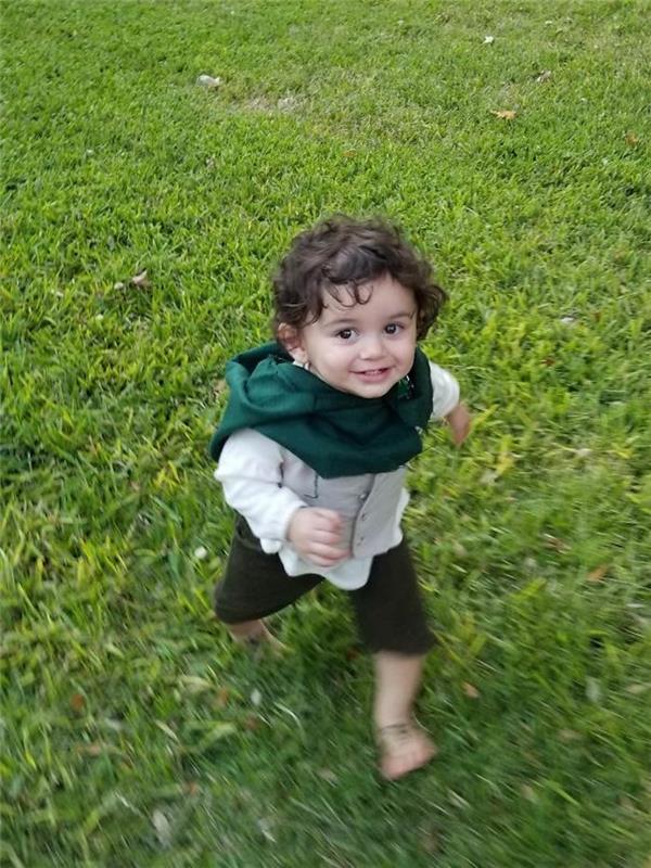 Kūdikis Frodas, bėgantis sode, juokinga kostiumo idėja vaikams, juokingas užmaskavimas, kaip apsirengti Helovynui