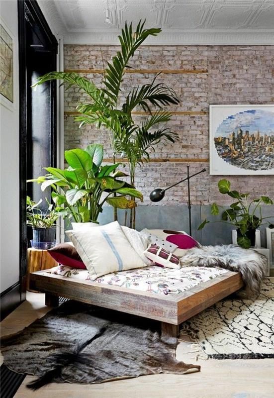 01-the-graži-variacijos-for-a-gauruotas-kilimas-gyvenamajame kambaryje su plytų sienomis ir žalias augalas