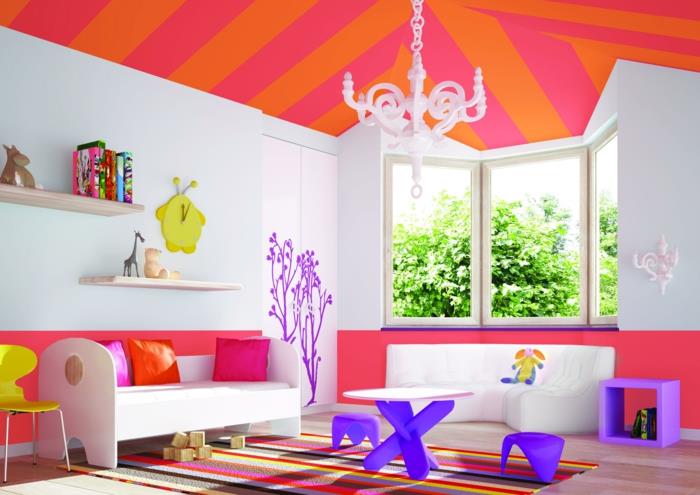 spalnica najstnice, kako okrasiti svojo spalnico, oranžni in fuksijast črtast strop z baročno belo svetilko, rdeča, rumena in oranžna navpično črtasta preproga