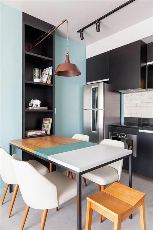 namų pastatymo virtuvė su pasteline mėlyna siena, baltų plytų siena ir „splashback“, tamsiai pilki baldai, baltos plastikinės virtuvės kėdės, trispalvis mėlynos, baltos ir šviesios medienos stalas