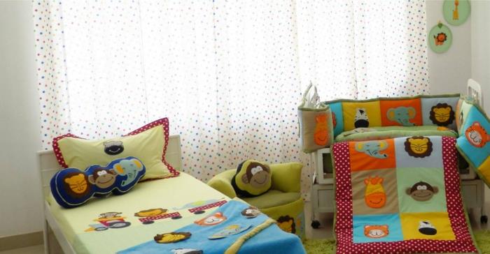 bebek odası, rengarenk yatak örtüleri ve orman hayvan başı uygulama desenleri ile yatak battaniyeleri, yatak için aksesuarlarla bir mobilya parçasını özelleştirin