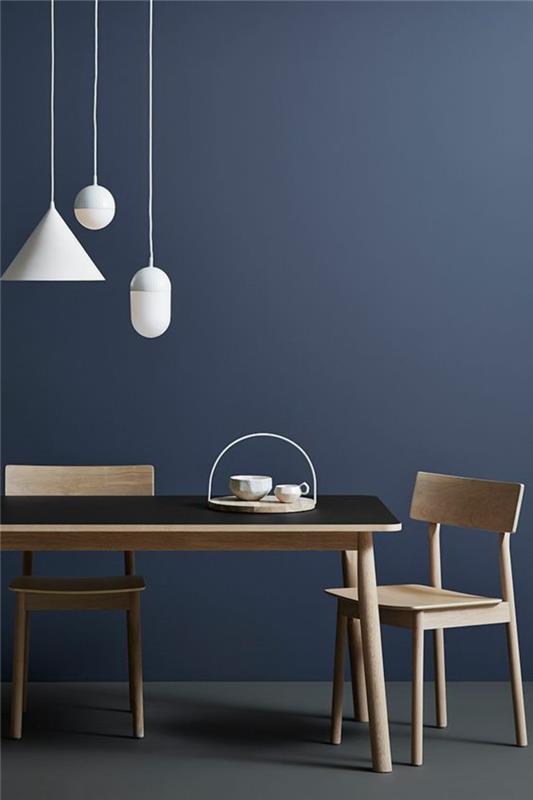 odtenek modro sivo modre barve v jedilnici z belimi visečimi lučmi in z veliko pravokotno mizo