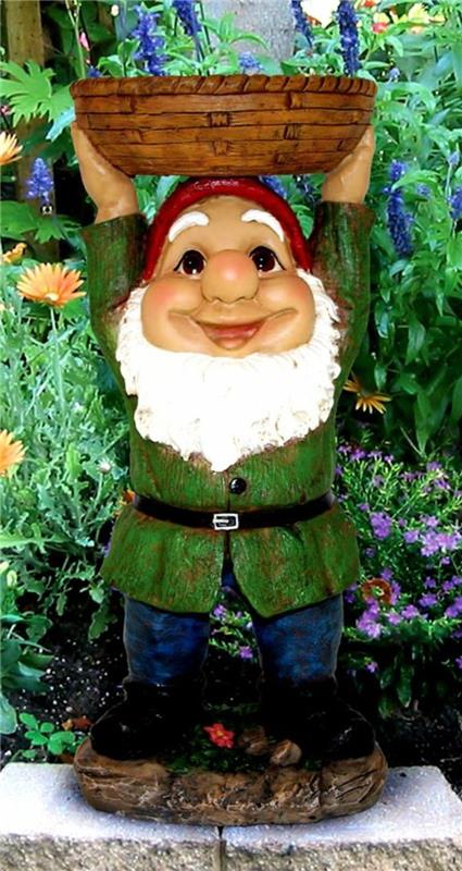 02 -Garden gnomes - eden s cvetjem na glavi