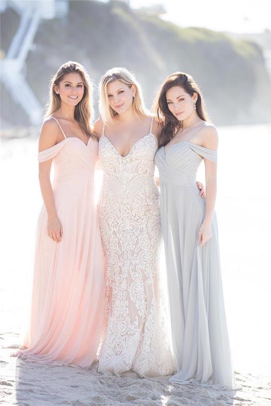 Nuotaka ir jos pamergės ilgomis suknelėmis to paties modelio, skirtingos spalvos, nuošalus pečių bohemiška prašmatni vestuvinė suknelė 2019, stilinga vestuvių aprangos idėja