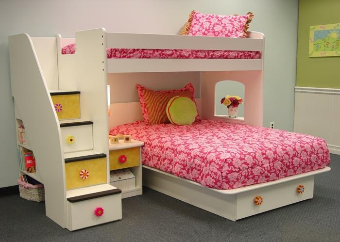ikea spalnica, moderna spalnica, dekor spalnice najstnice, pogradi s posteljnino v rdeči in beli barvi, globoki predali kot stopnice, ki vodijo do druge postelje na vrhu, preproga v antracitno sivi barvi