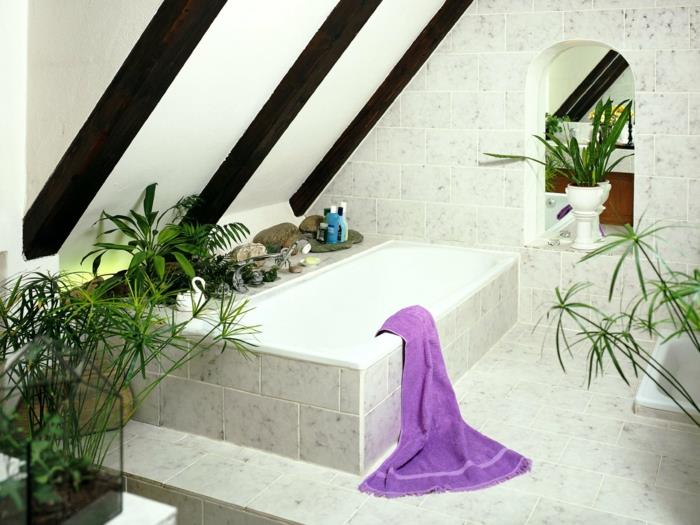 pakabinamas augalas, vonios kambarys, kambariniai žali augalai, palėpės kambarys, optimizuota maža erdvė, vonios kambarys, stačiakampio formos vonia, dekoruota kreminės spalvos plytelėmis