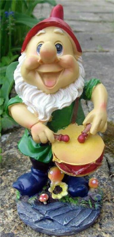 03 -Garden gnomes - tisti, ki igra na boben