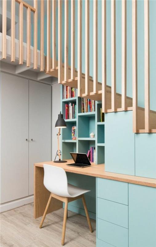 kūdikio mėlynos ir baltos spalvos, 20 m2 studijos išdėstymas, stalas su šviesiai smėlio spalvos stalviršiu, medžio efektas, balta plastikinė kėdė su šviesiai medinėmis kojomis