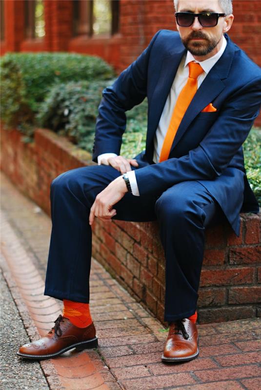 koyu mavi takım elbise ve turuncu çoraplar, profesyonel görünüm, beyaz gömlek, siyah saat, iş görünümü