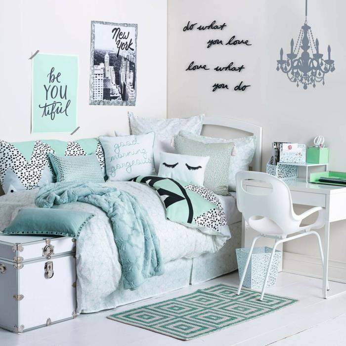 spalnica najstnice, kako okrasiti svojo spalnico v beli in mignoneti, risba baročne razsvetljave na steni v sivi barvi, majhna pravokotna preproga v zeleno -beli barvi, velik beli prtljažnik, shramba, prtljaga