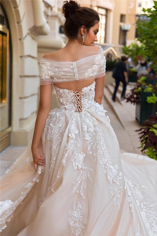 Počutite se kot kraljeva oseba v luksuzni princeski poročni obleki, izbira vzorca obleke za poroko