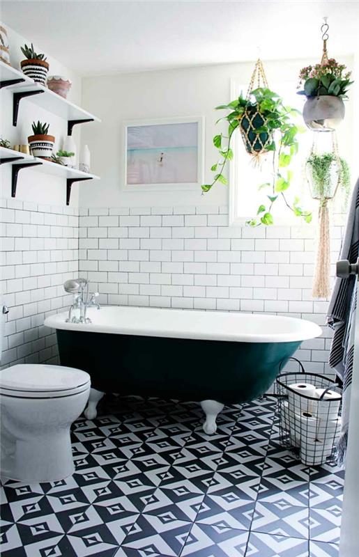 bohem tarzı banyo, elmas desenli lacivert ve beyaz yer karoları, banyo bitkisi, yeşil banyo