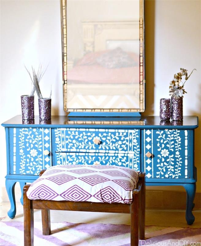 Mėlyna žema spintelė su viršutiniu veidrodžiu, papuošta baltomis gėlėmis, perdažant spintos, virtuvės ar svetainės spintelės tapybos idėją