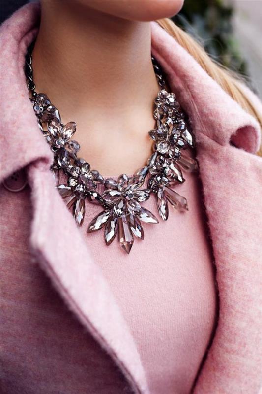 elegantna obleka s šok detajli, volnena jakna v rožnati barvi tipa Chanel, ogrlica iz trdnega dimljenega stekla, za eleganten in pretresljiv večer