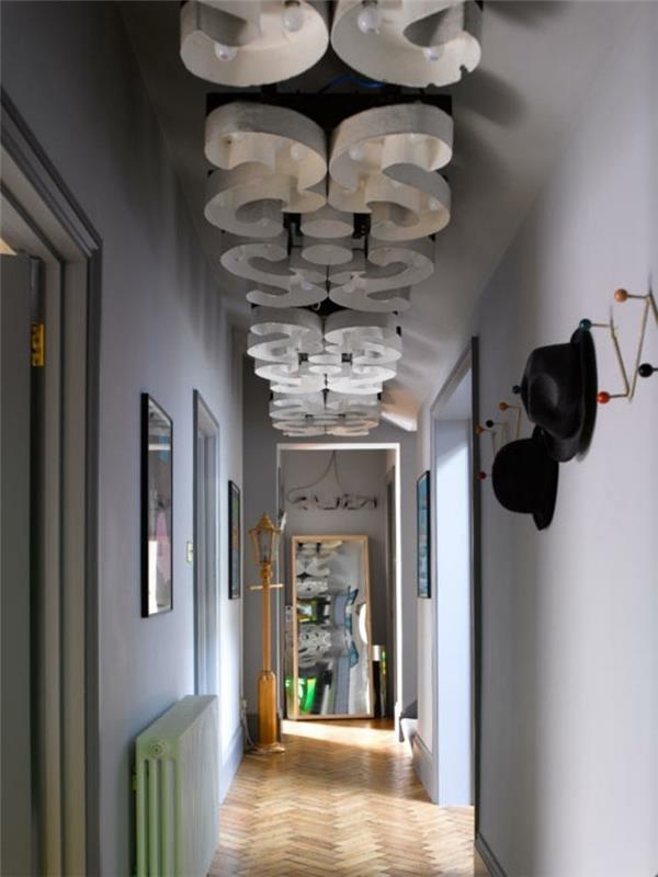Idėja, kaip papuošti siaurą prieškambarį, modernus prieškambario interjero dizainas, montuojamos lempos