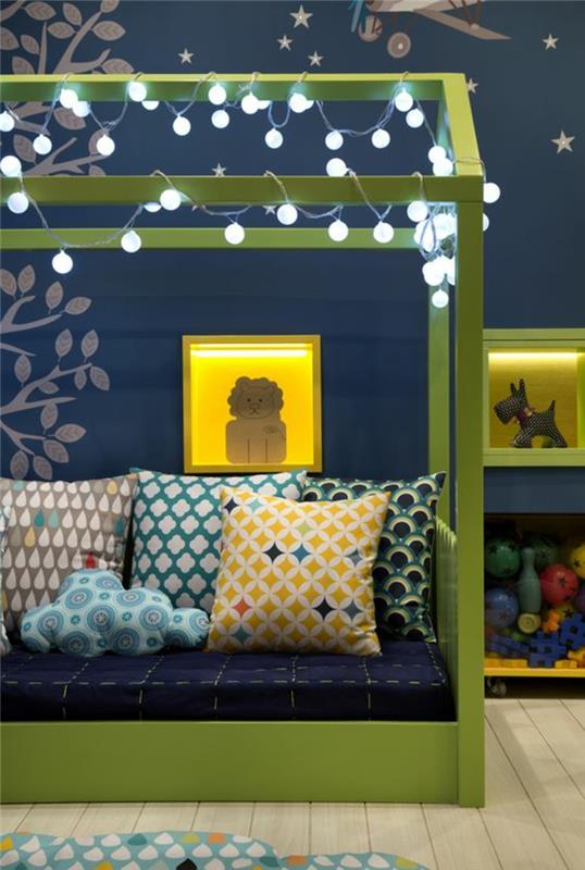 Ördek mavisi Montessori'de bebek odası, ördek yeşili bir ev şeklinde büyük bir kanepe ile beyaz ampullerde çelenklerle dekore edilmiştir.