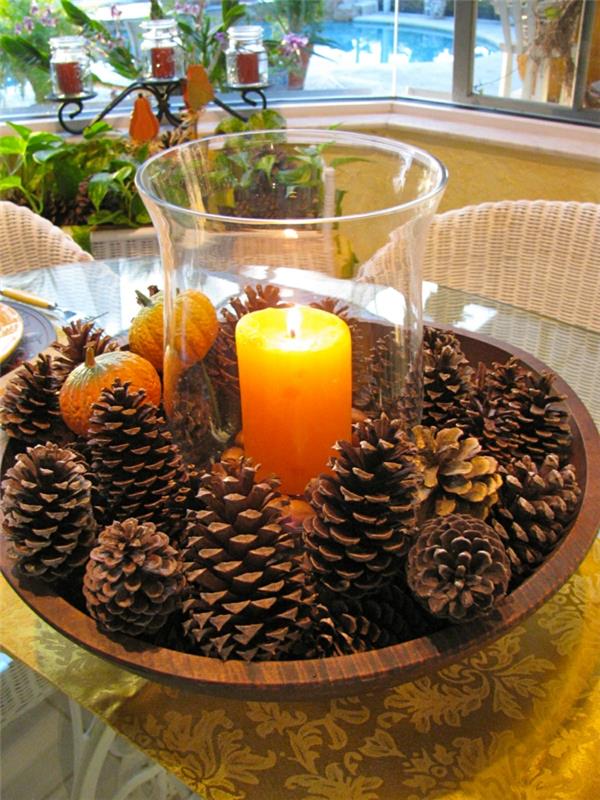 05 rudens stalo dekoracijos rudenį vestuvių dekoravimas madingos idėjos kankorėžių aromatinė žvakė stiklo vazoje
