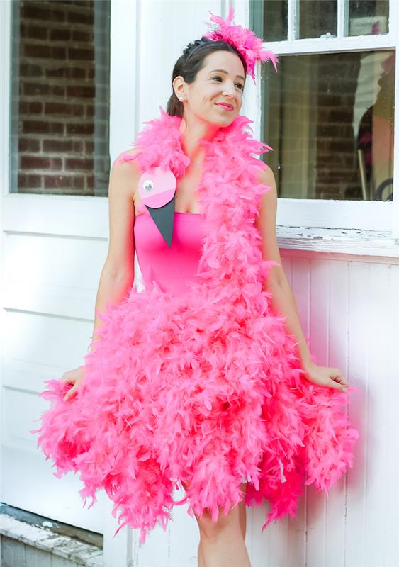 Pembe flamingo karnaval kızı kostümü, öne çıkmak isteyen kadınlar için güzel karnaval fikri