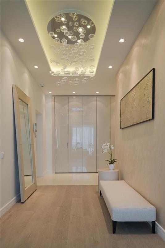 „Led“ pakabinamų lubų apšvietimas, siauros koridoriaus dekoravimo idėja, šauni stilinga koridoriaus dizaino idėja, mažas baltos sofos suoliuko stilius