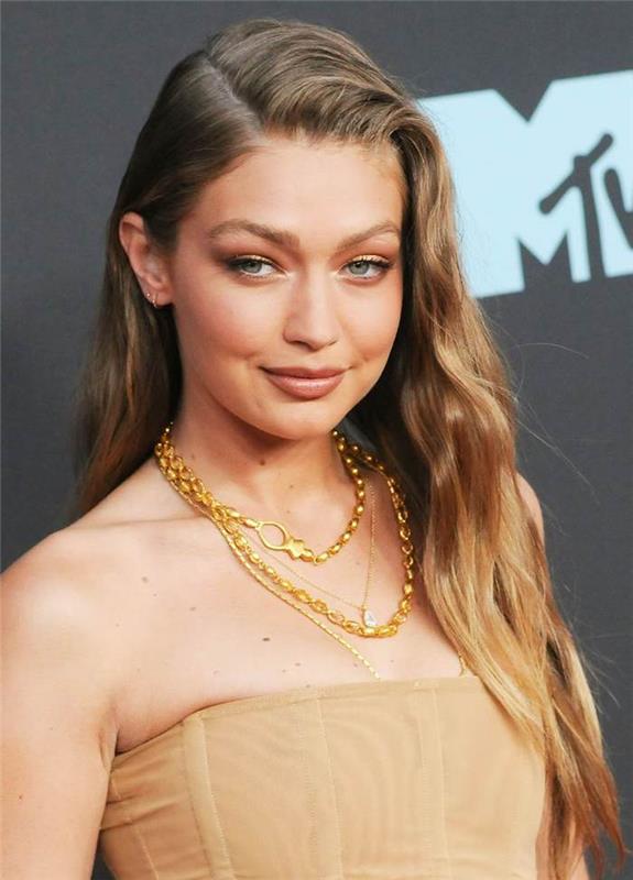 Gigi Hadid ilgų plaukų raudonojo kilimo stilius, ilgų plaukų kirpimas, geriausia 2020 metų šukuosenų tendencija, auksinė suknelė be petnešėlių