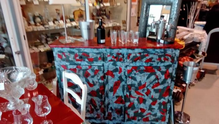 posodobiti staro omarico, kuhinjski otok v baru, odprt prostor, miza z rdečo delovno ploščo, sijoč zaključek, beli leseni stoli v retro bistro stilu