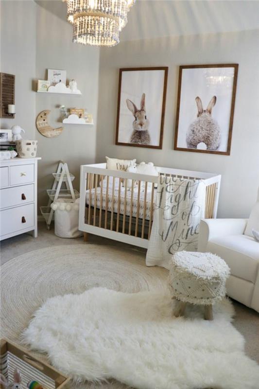 pilkas ir baltas miegamasis, dekoratyvinis laiškas, kūdikio kambario stalas, miegamojo liustra, baltos sienos, balta laikymo dėžė, apvalus kreminis kilimas