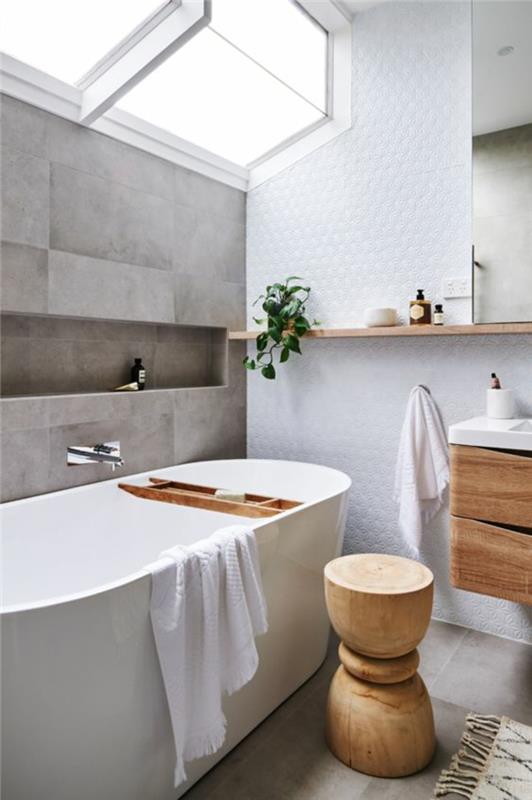 Küvetli küçük banyo, saçak altında iyi optimize edilmiş alan, beyaz tavan, odayı aydınlatmak için pencereler