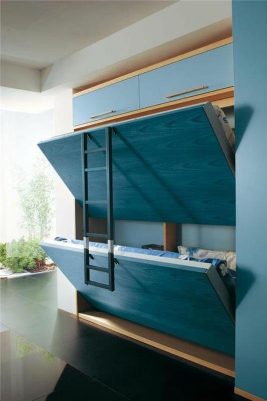 bebek odası dekor fikri ördek mavisi duvarlarda iki katlanır yatak ve beyaz tavan