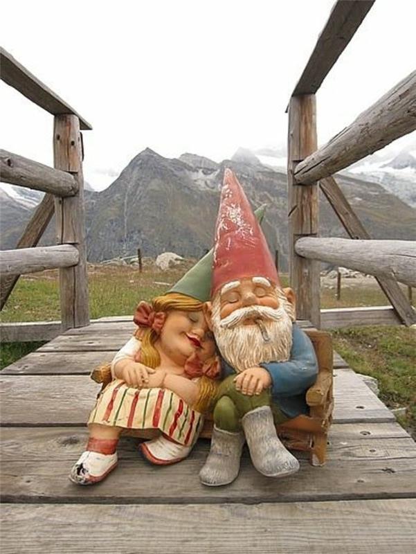 07 -Garden gnomes - par, ki sedi na mostu