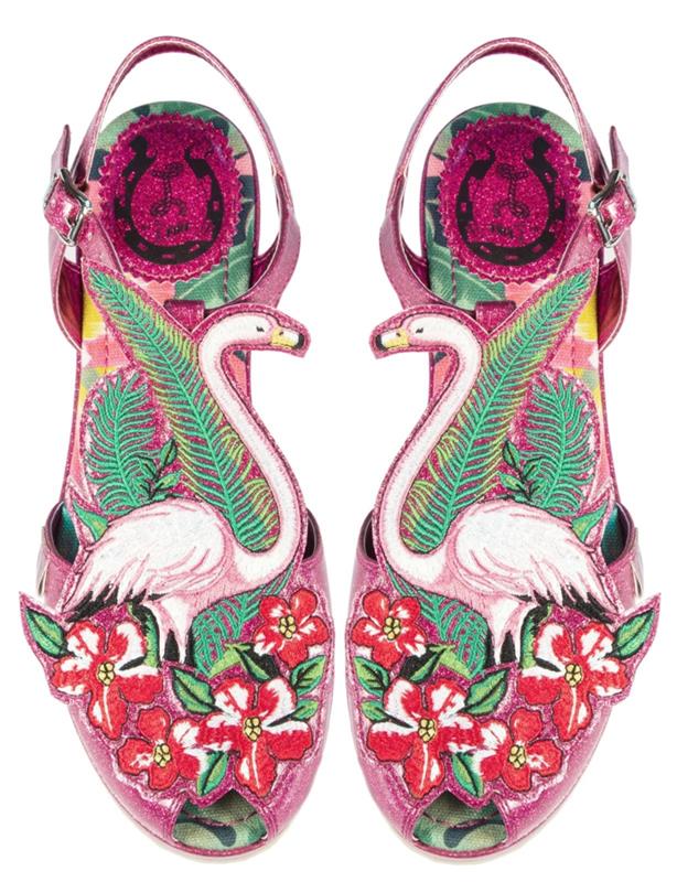 ženske sandale z eksotično dekoracijo, okrasjem flaminga in vzorcem tropskega listja, rdečimi cvetovi, vezenimi na sprednji strani, dodatki za flamingo