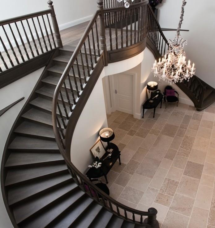 moderno-leseno-rjavo-vintage-style-razkošno stopnišče