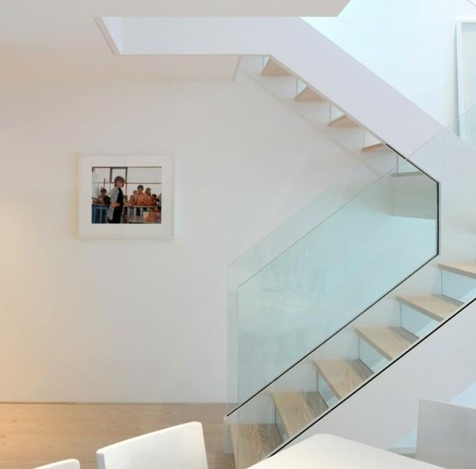 moderno-stopnišče-pvc-stopnice-ograja-steklo-stopnišče-čiste linije
