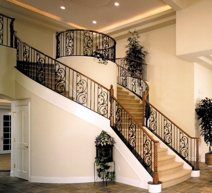 moderno-stopnišče-za-prostorno-hišo-lepa-ideja-preproga-stopnišče-ograja-estetsko-oblikovanje-v-črni