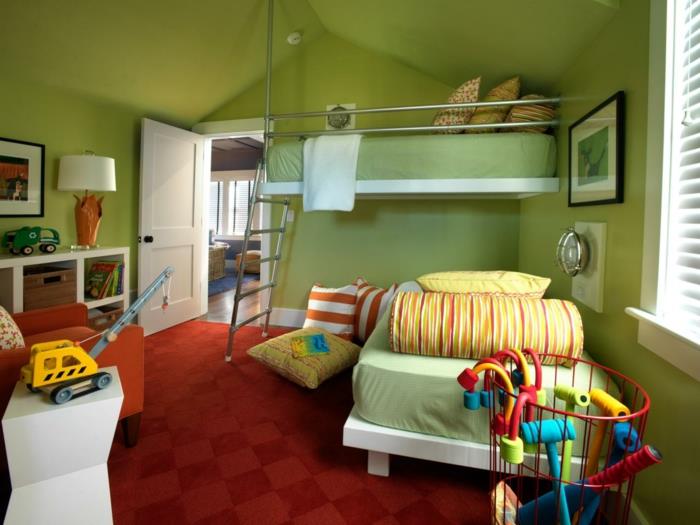 idėja tapyti vaikų kambarį žaliame kilime ir raudoni foteliai, sukuriantys gražų kontrastą