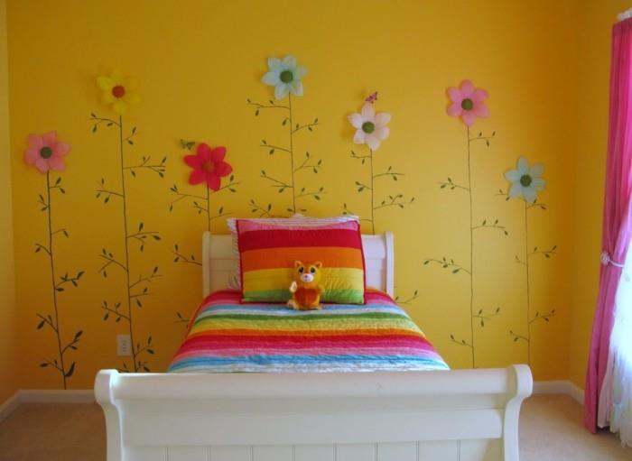graži idėja-tapyba-vaikų kambarys-geltonai-gėlių-sienų apdaila-įvairiaspalvė lovatiesė-