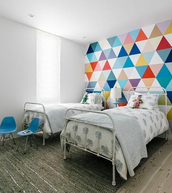 baltas-vaikas-miegamasis-dažai-su-akcentu-siena-mažuose-įvairiaspalviuose trikampiuose-vintažinio miegamojo modelis