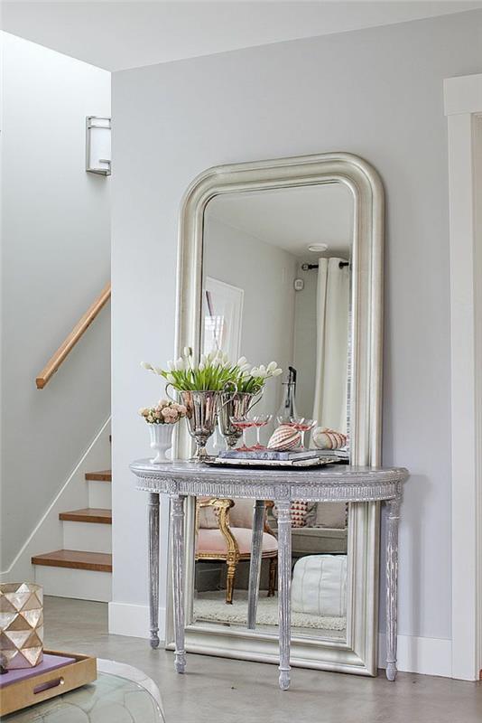 1-alinea-dekoratyvinis veidrodis koridoriuje su papildomais baldais ir gėlėmis-grindys-lino