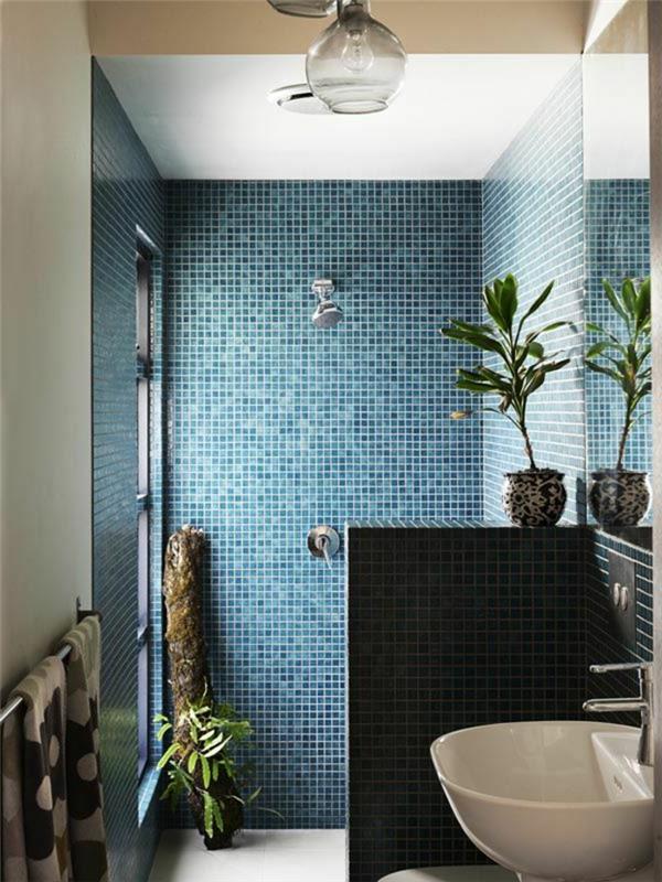 1-majhna kopalnica-okrasite-majhno-kopalnico-temno-modro-popločano kopalnico