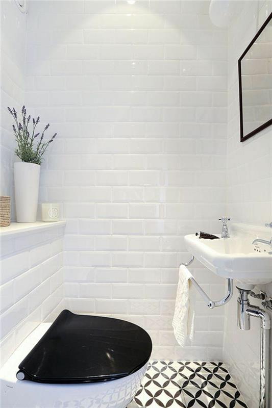 1-majhna kopalnica-z-belimi-stenami-in-črno-belimi-mozaičnimi tlemi