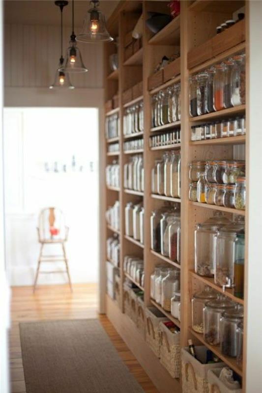 1 stekleni kozarci za lesene police v moderni kuhinji s tlemi